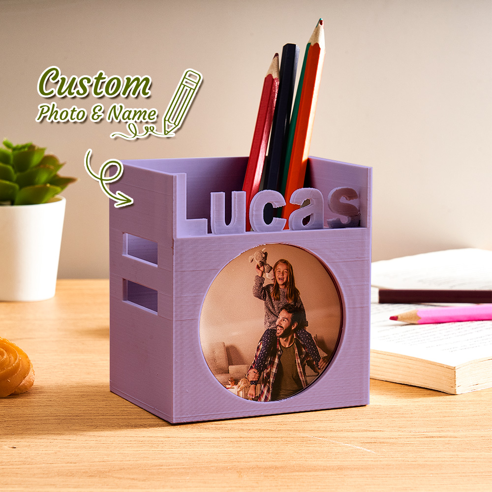 Crie um porta-canetas personalizado com foto e nome. Uma prenda original e funcional para crianças, estudantes e secretárias especiais.