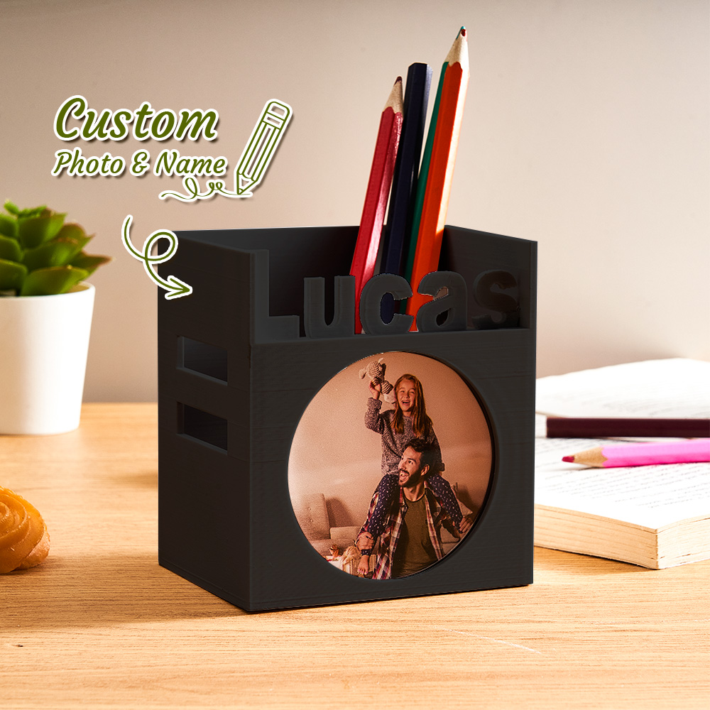 Crie um porta-canetas personalizado com foto e nome. Uma prenda original e funcional para crianças, estudantes e secretárias especiais.