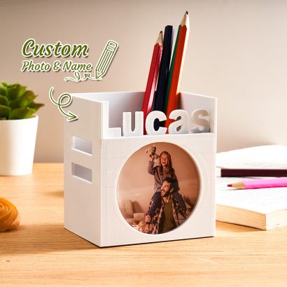 Crie um porta-canetas personalizado com foto e nome. Uma prenda original e funcional para crianças, estudantes e secretárias especiais.