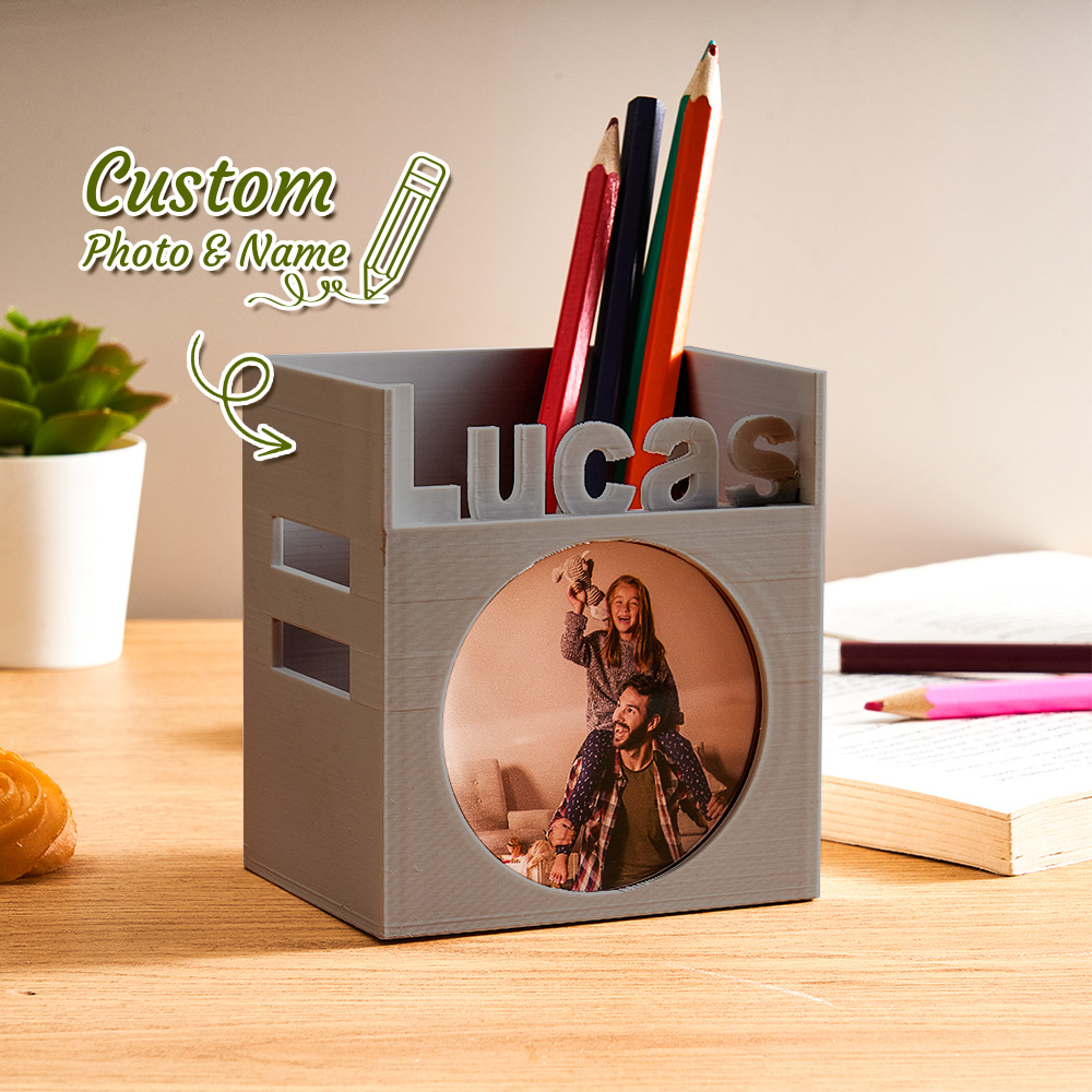 Crie um porta-canetas personalizado com foto e nome. Uma prenda original e funcional para crianças, estudantes e secretárias especiais.