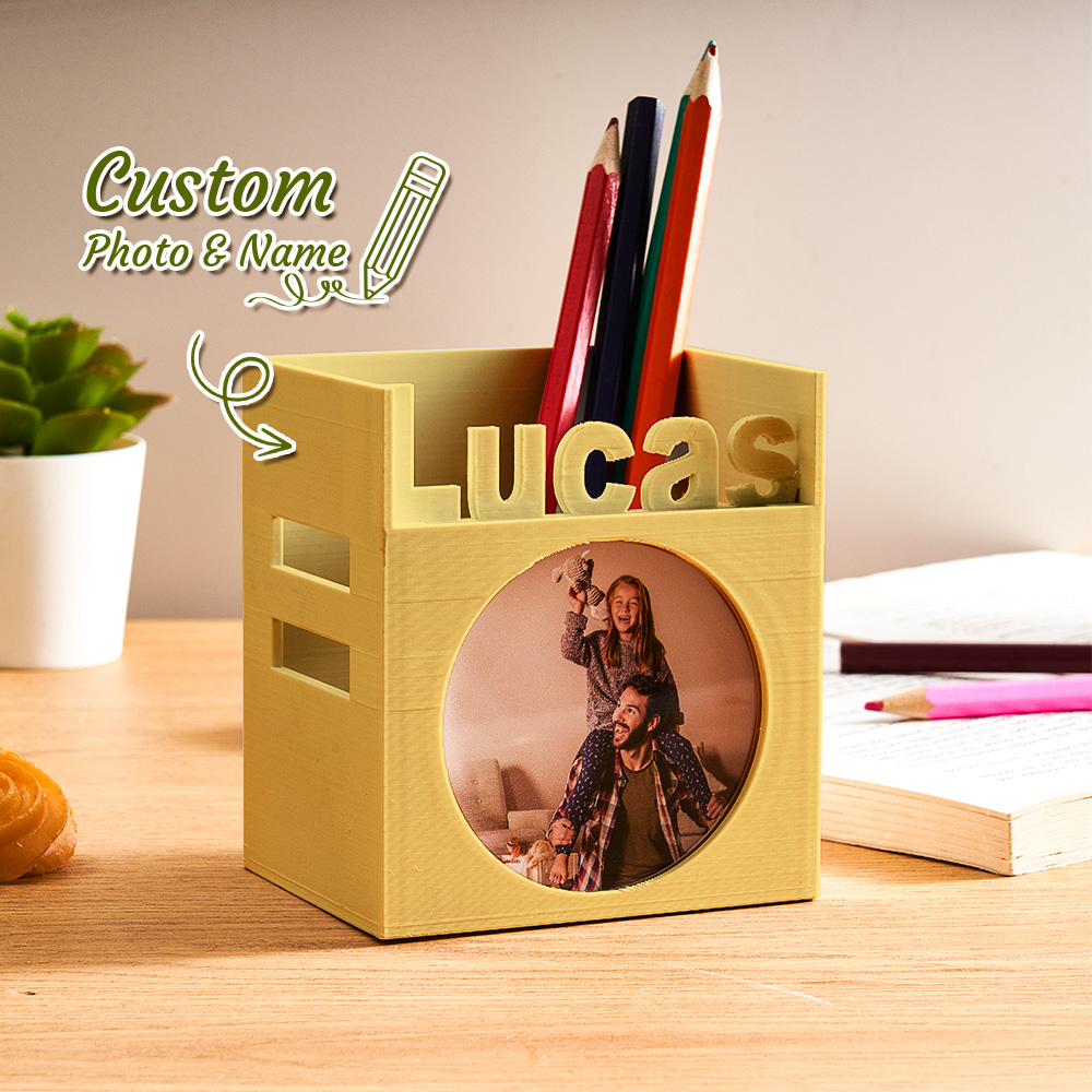 Crie um porta-canetas personalizado com foto e nome. Uma prenda original e funcional para crianças, estudantes e secretárias especiais.