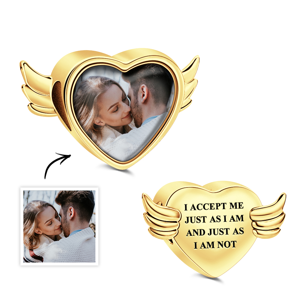 Crie uma pulseira personalizada com foto e texto, com coração e asas de anjo. Uma prenda original e emotiva para Dia da Mãe, Namorados e aniversários.