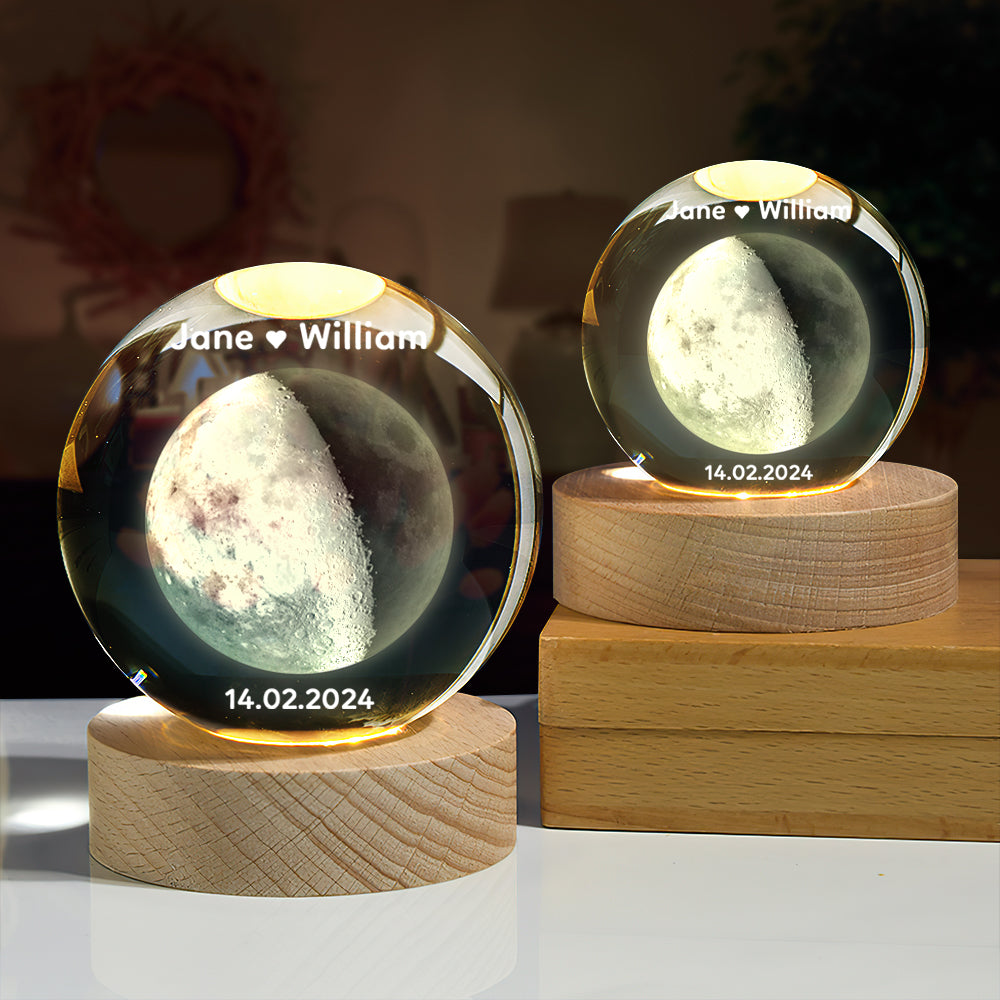 A esfera de cristal cria um efeito decorativo delicado, enquanto a iluminação realça a representação da Lua no interior. Durante o dia, funciona como uma peça decorativa elegante. Quando iluminada, ganha uma presença diferente e cria um ambiente mais acolhedor.