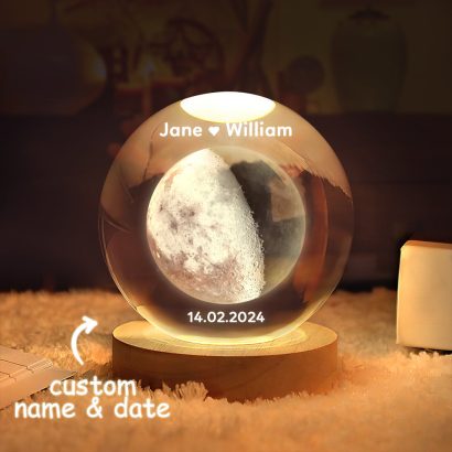 A esfera de cristal cria um efeito decorativo delicado, enquanto a iluminação realça a representação da Lua no interior. Durante o dia, funciona como uma peça decorativa elegante. Quando iluminada, ganha uma presença diferente e cria um ambiente mais acolhedor.