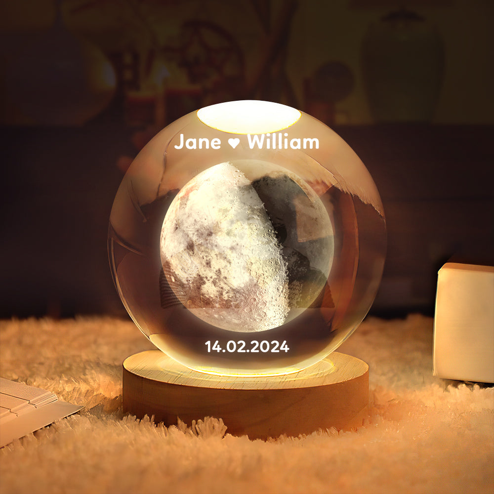 A esfera de cristal cria um efeito decorativo delicado, enquanto a iluminação realça a representação da Lua no interior. Durante o dia, funciona como uma peça decorativa elegante. Quando iluminada, ganha uma presença diferente e cria um ambiente mais acolhedor.