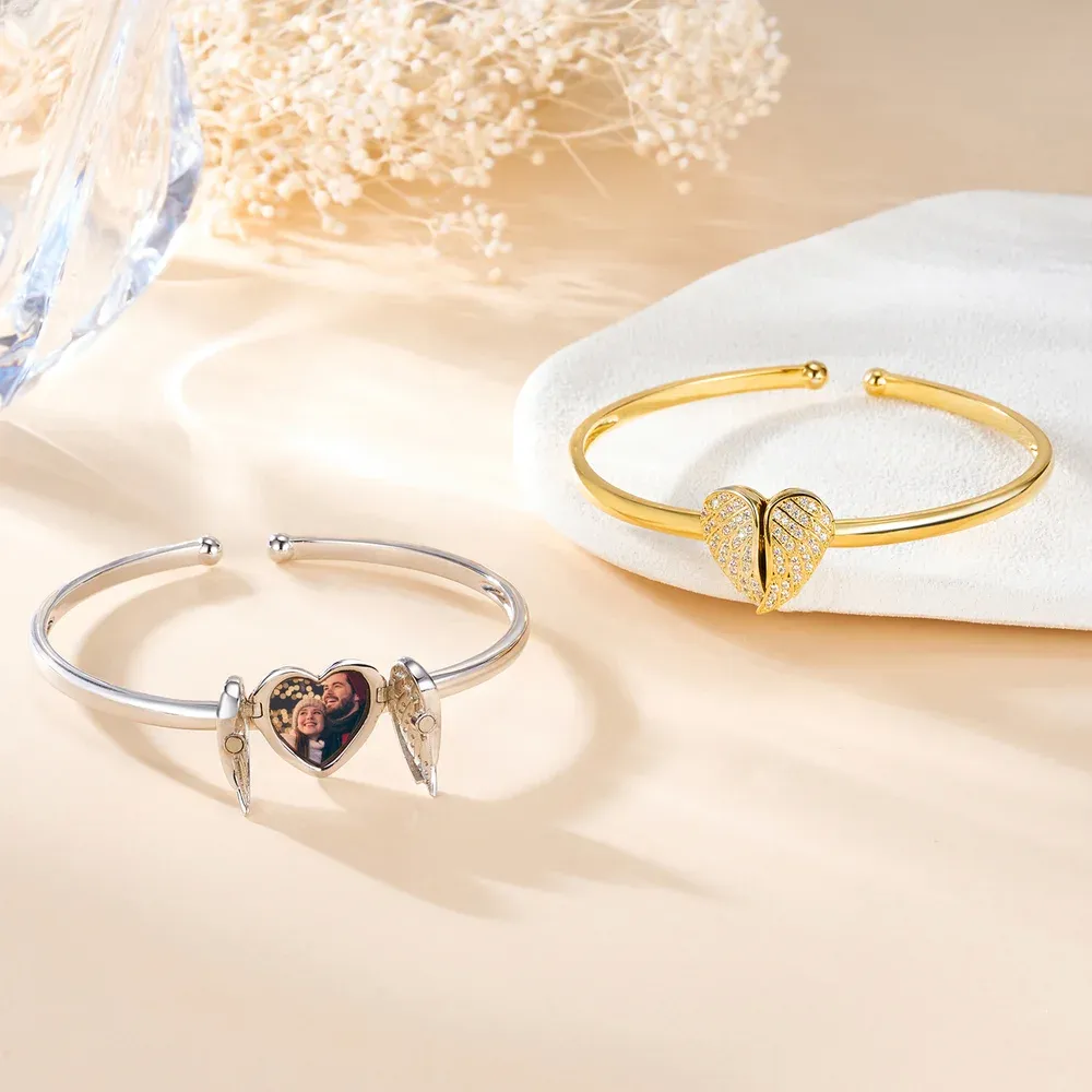 Descubra esta pulseira personalizada com foto e asas de anjo. Uma prenda original e sentimental para mãe, esposa, avó ou alguém especial.
