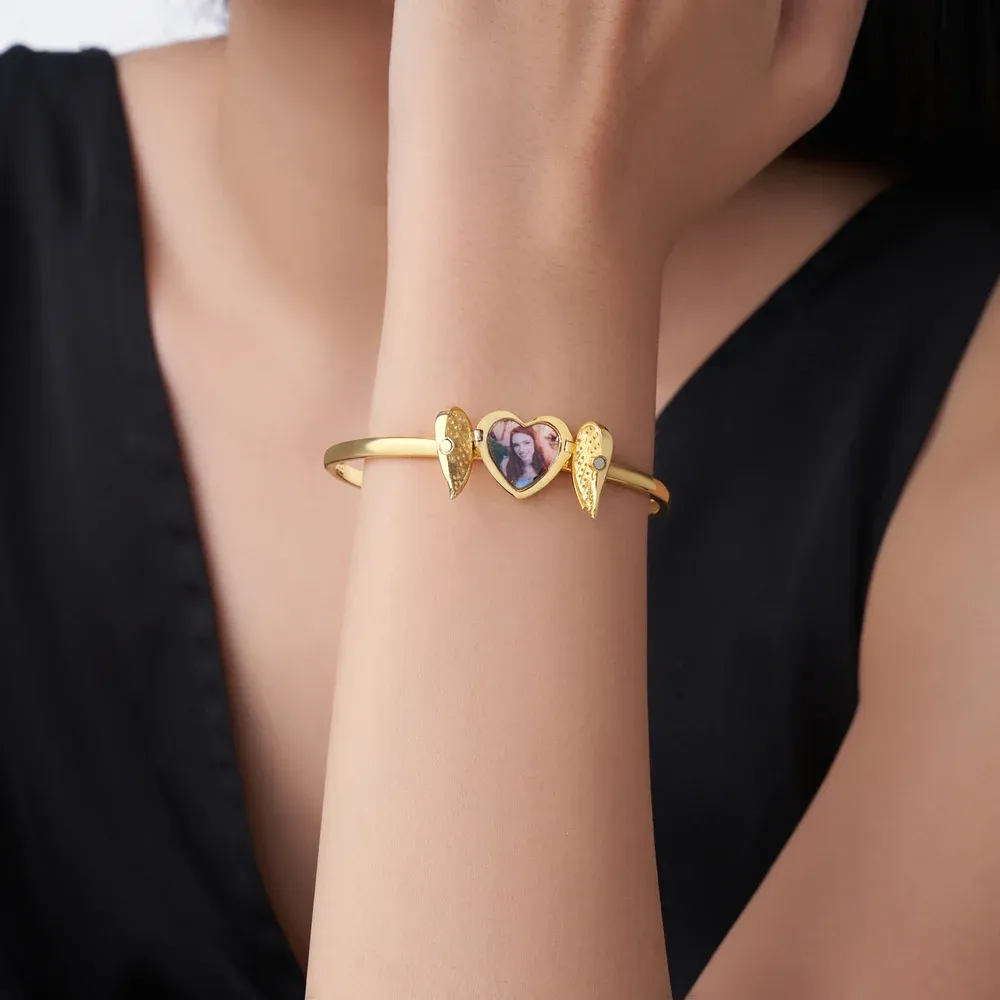 Descubra esta pulseira personalizada com foto e asas de anjo. Uma prenda original e sentimental para mãe, esposa, avó ou alguém especial.