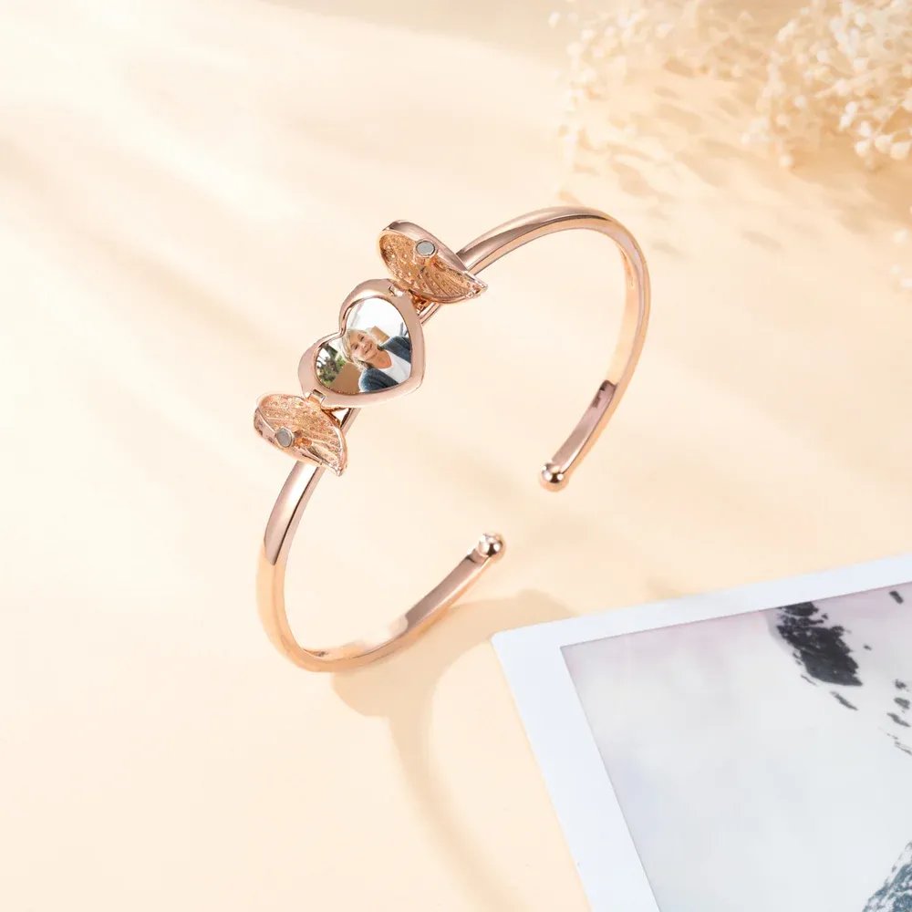 Descubra esta pulseira personalizada com foto e asas de anjo. Uma prenda original e sentimental para mãe, esposa, avó ou alguém especial.