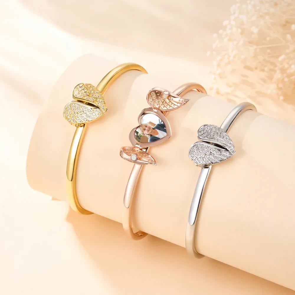 Descubra esta pulseira personalizada com foto e asas de anjo. Uma prenda original e sentimental para mãe, esposa, avó ou alguém especial.