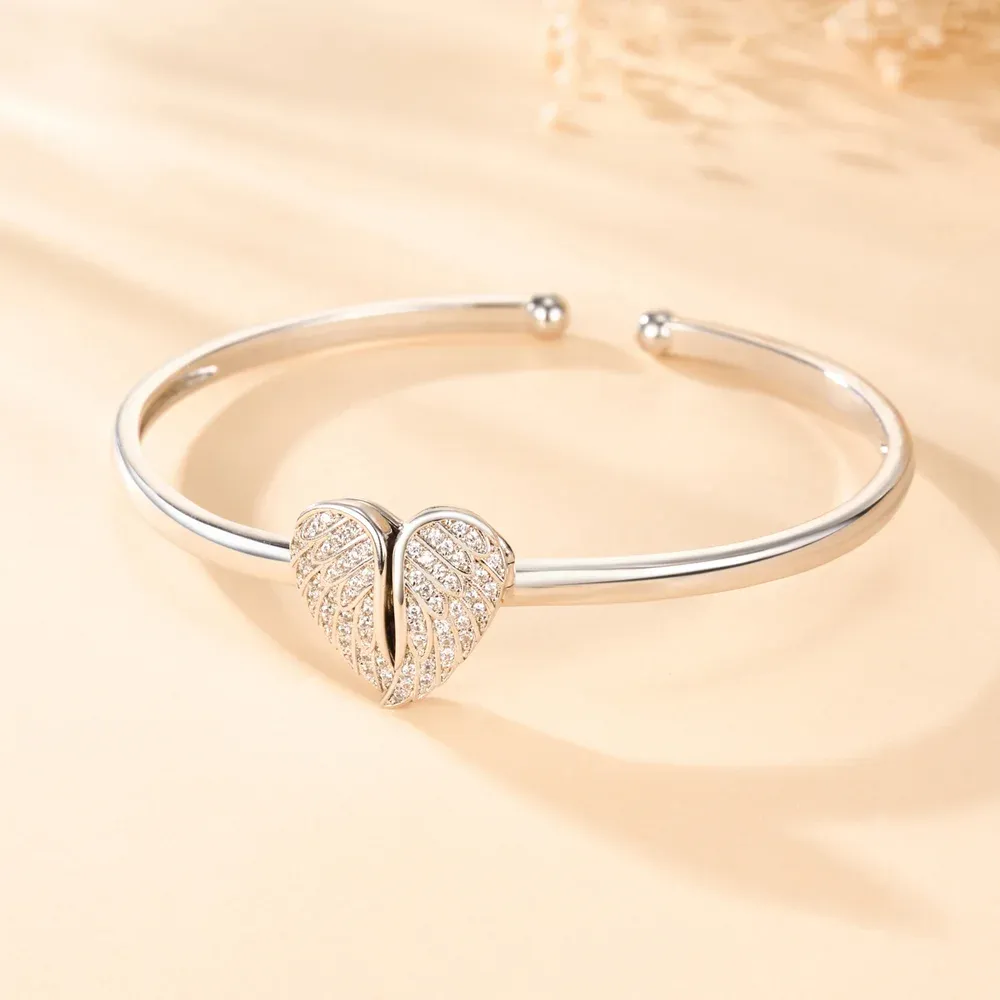 Descubra esta pulseira personalizada com foto e asas de anjo. Uma prenda original e sentimental para mãe, esposa, avó ou alguém especial.